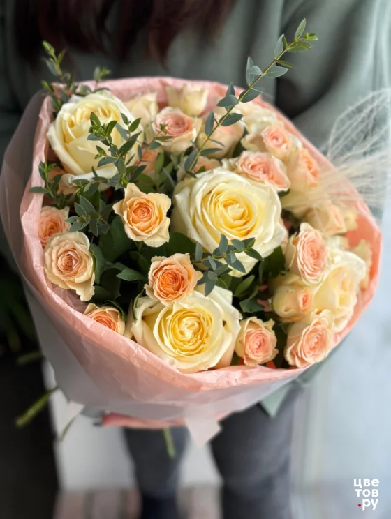 Букет в нежных персиковых оттенках и пион розами, кустовыми розами и эвкалиптом 1126