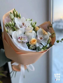 Нежный букет с орхидей, эустомой, розой кустовой 1098