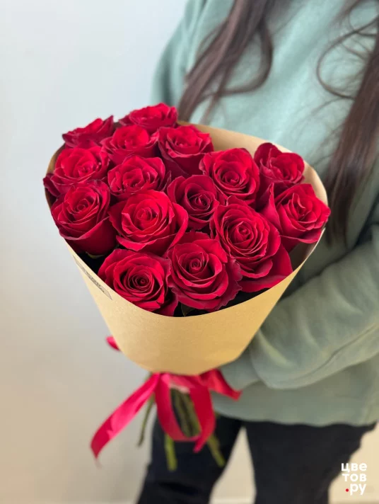 Букет 15 красных роз в бежевой упаковке 
