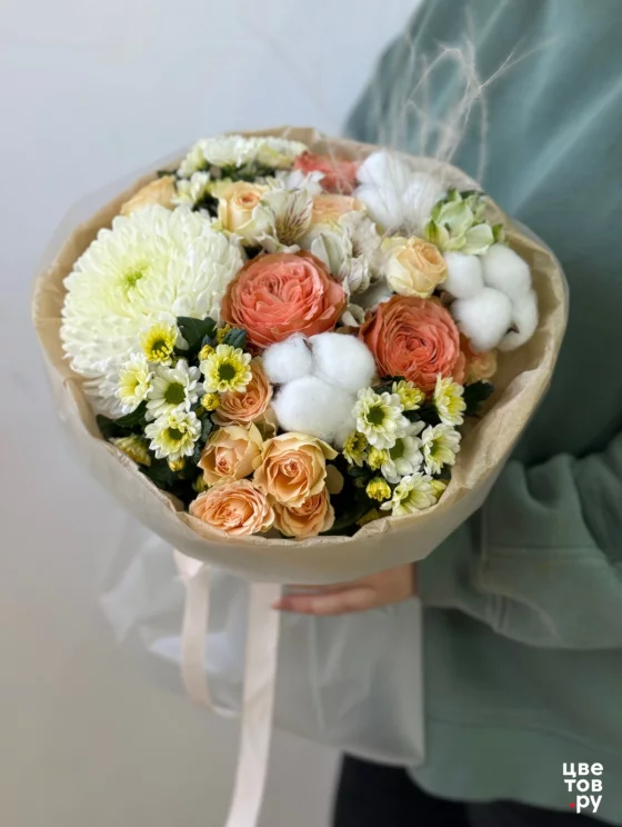 Букет в пастельных оттенках с пион розами, хризантемой, альстромерией, кустовыми розами, сантини и хлопком 1018